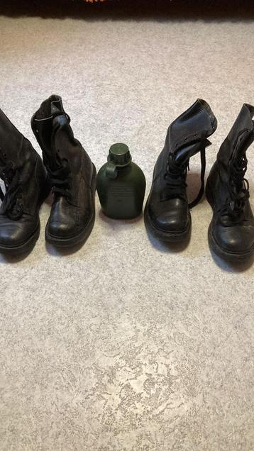 Legerschoenen en veldfles beschikbaar voor biedingen