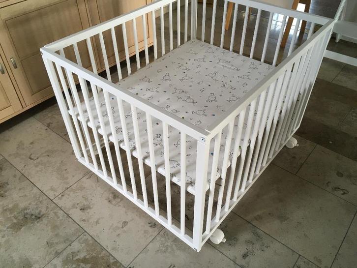 Wit babypark op wielen, in beuk, nieuwstaat, 100 x 75 cm, Kinderen en Baby's, Babyparken, Nieuw, Rechthoekig, In hoogte verstelbaar