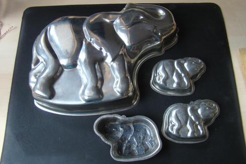 bakvorm / mal olifant	35cm  +3x olifantenjong / kalf 12cm, Hobby en Vrije tijd, Taarten en Cupcakes maken, Gebruikt, Bakvorm, Taarten