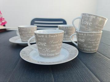 Servies : 5 tassen en 3 ondertassen : "Pure & Simple Living beschikbaar voor biedingen