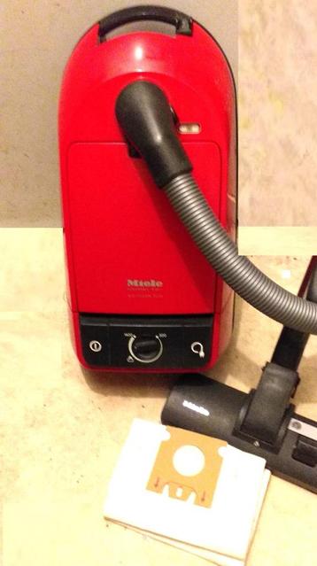 MIELE stofzuiger 1400 Watt + 5 zakken beschikbaar voor biedingen