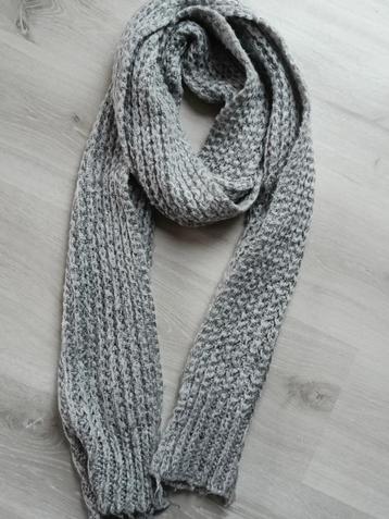 grijze sjaal veritas beschikbaar voor biedingen