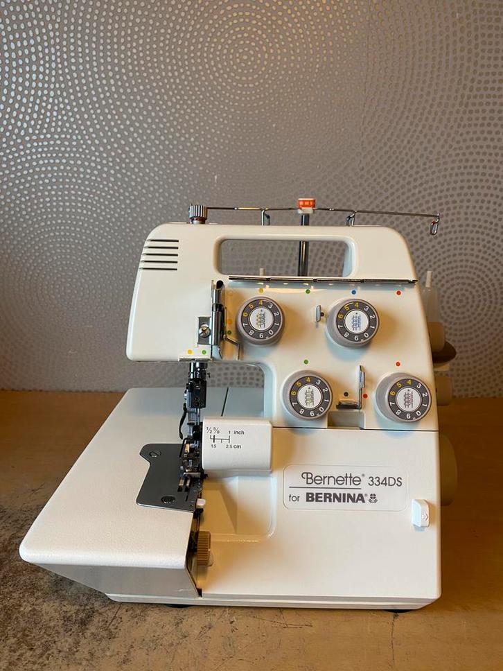 MACHINE À SERRURES BERNINA/BERNETTE 334DS EN TRÈS BON ÉTAT, Hobby & Loisirs créatifs, Machines à coudre & Accessoires, Utilisé