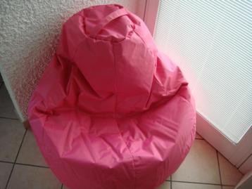 Pouf Fuschia pour déco ou autre beschikbaar voor biedingen