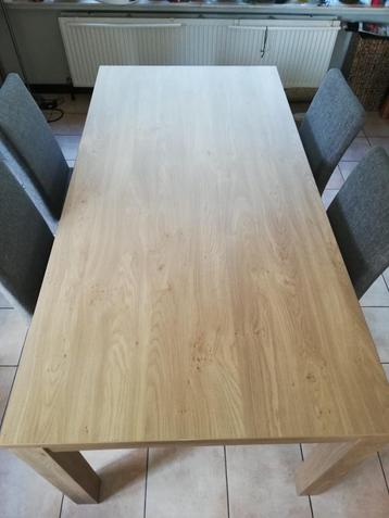 tafel en 4 stoelen beschikbaar voor biedingen
