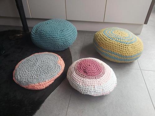 4 zit poefkes of sierkussens (inc opbergmand), Kinderen en Baby's, Kinderkamer | Inrichting en Decoratie, Gebruikt, Ophalen of Verzenden