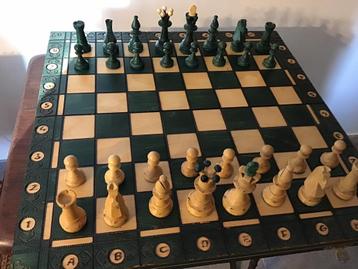 Mooi schaakspel, groot houten bord en unieke schaakstukken.