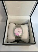 Gucci horloge - staal/roze wijzerplaat - nieuw met doos, Handtassen en Accessoires, Horloges | Dames, Overige merken, Staal, Staal
