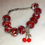bedelarmband rood met kersje, Handtassen en Accessoires, Armbanden, Overige materialen, Verzenden, Nieuw, Met bedels of kralen