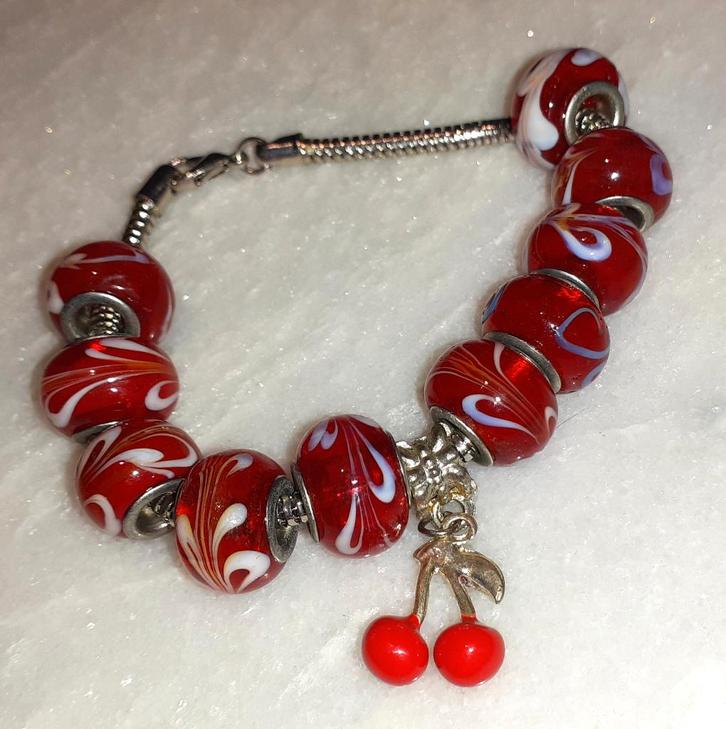 bedelarmband rood met kersje, Handtassen en Accessoires, Armbanden, Nieuw, Overige materialen, Rood, Met bedels of kralen, Verzenden