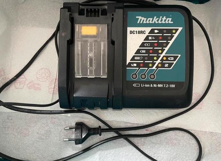 Makita avec chargeur et batterie 250€, Doe-het-zelf en Bouw, Gereedschap | Machine-onderdelen en Toebehoren, Zo goed als nieuw