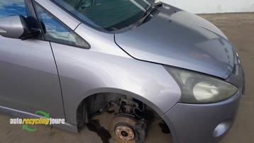 Scherm rechts-voor van een Mitsubishi Grandis (V03A) beschikbaar voor biedingen
