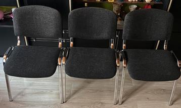 3 stapelbare stoelen met chromen onderstel