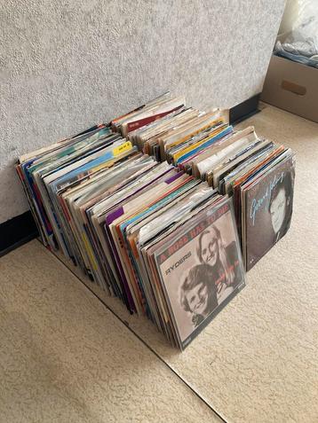 Lot vinyl singles beschikbaar voor biedingen