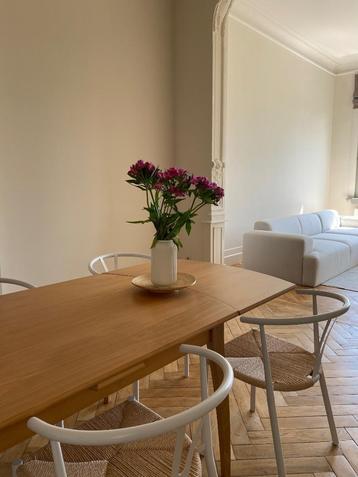 Verstelbare houten tafel beschikbaar voor biedingen