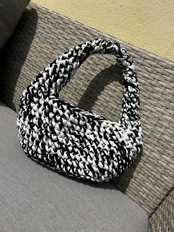 Sac au crochet noir et blanc beschikbaar voor biedingen