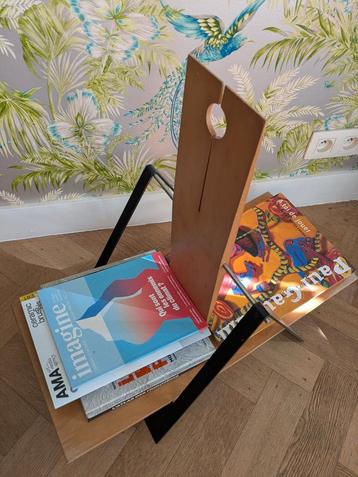 Design tijdschriftenhouder van hout en metaal beschikbaar voor biedingen