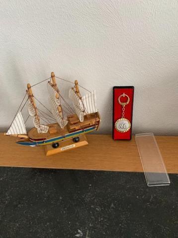 zeilschip Endeavour en sleutelhanger zeilboot NIEUW beschikbaar voor biedingen