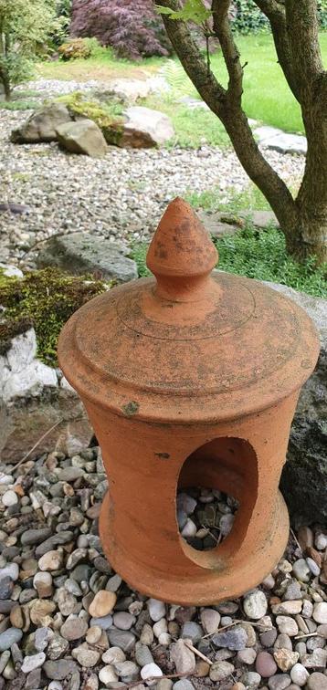 Antieke teracotta chimney/tuinornament/oude schoorsteenpot