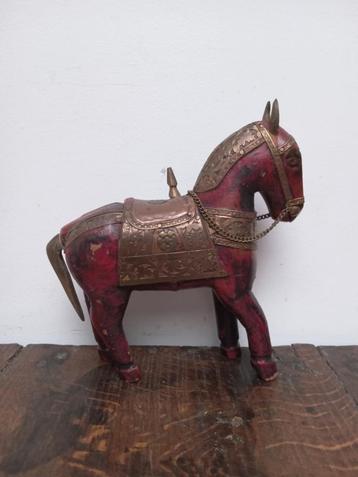 Cheval indien en bois décoré de plaque de cuivre beschikbaar voor biedingen