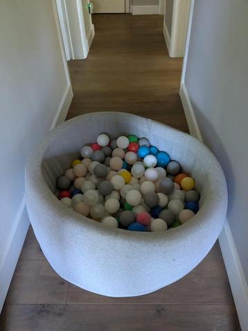 Ballenbak met ballen – Afneembare hoes – Prima staat beschikbaar voor biedingen