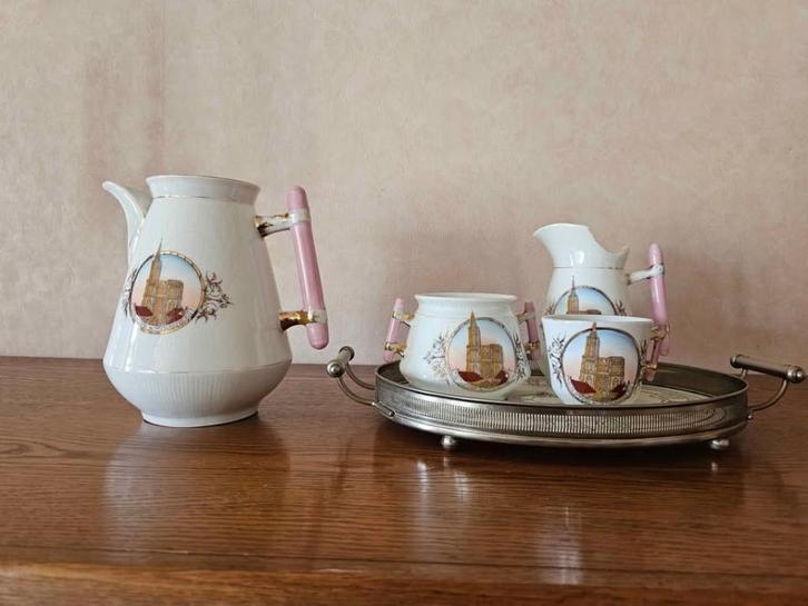 Service ancien en porcelaine décorée – motif cathédrale, Antiek en Kunst, Antiek | Servies los, Ophalen