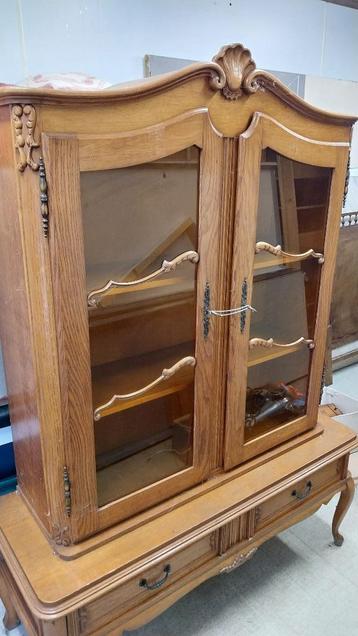 Vitrinekast bestaande uit twee delen beschikbaar voor biedingen