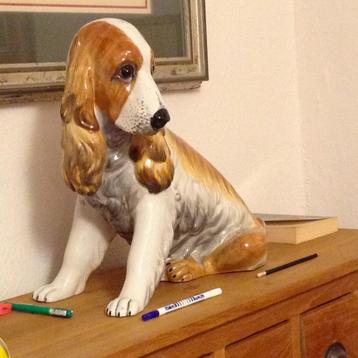 Grand chien en porcelaine H42 x L48 cm beschikbaar voor biedingen
