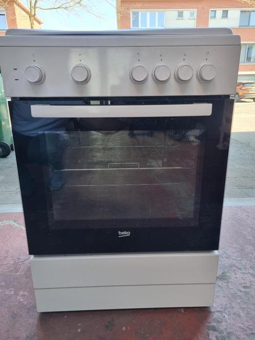 Elektrisch fornuis/oven Beko FSS66000GW, Elektronische apparatuur, Fornuizen, Zo goed als nieuw, Vrijstaand, Elektrisch, 4 kookzones