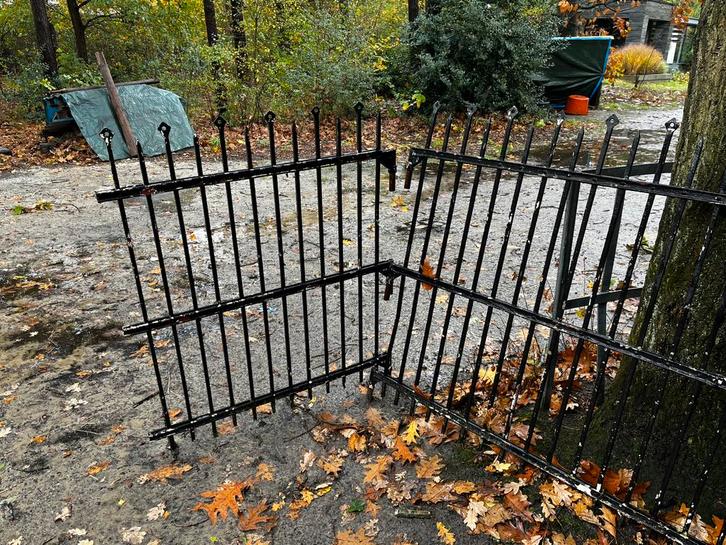 Stijlvol oud geklonken smeedijzer hekwerk 2 delen, Tuin en Terras, Tuinhekken en Hekwerk, Gebruikt, Sierhekwerk, IJzer, Met poort