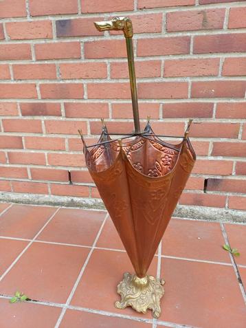 Porte parapluie en cuivre et laiton disponible aux enchères