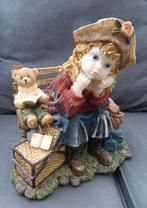 statuette fillette sur un banc en résine 23 cm X 23 cm, Enlèvement