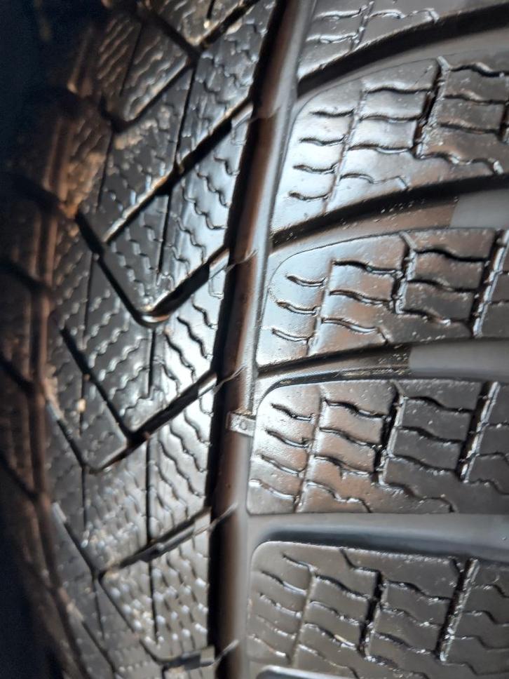 Pneus d'hiver originaux sur jante 18" Tesla Model3 (2 pcs), Autos : Pièces & Accessoires, Pneus & Jantes, Jante(s), Pneus hiver