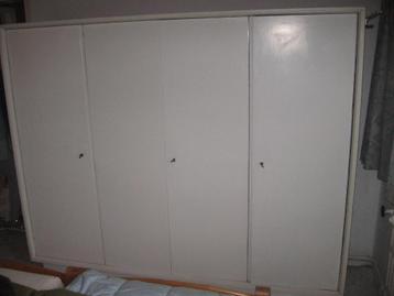 wit geschilderde houten vintage kleerkast van +- 1960 beschikbaar voor biedingen