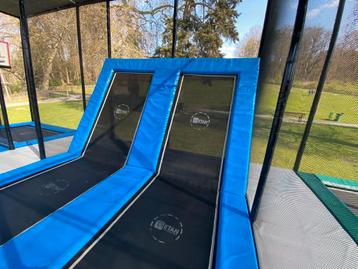 Outdoor trampolinepark met schuine wanden en basketzones beschikbaar voor biedingen
