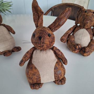 4 lederen diertjes. beschikbaar voor biedingen