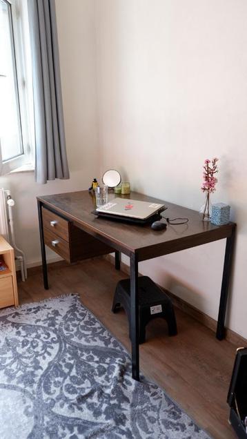 Donkerhouten bureau met metalen poten en twee lades beschikbaar voor biedingen