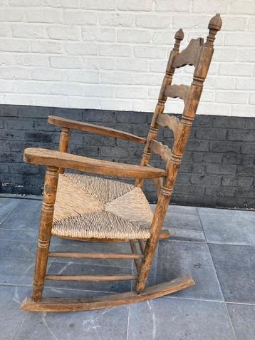 Vintage schommelstoel van massief hout met rieten zitting beschikbaar voor biedingen