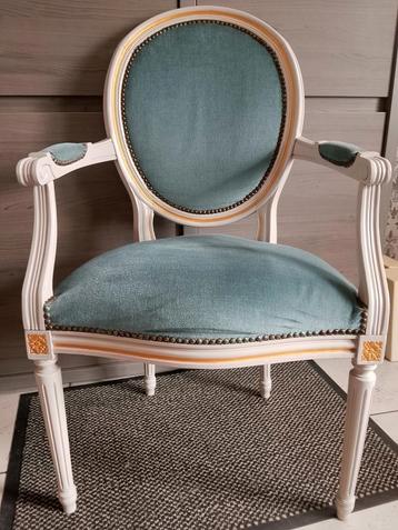 Louis XV armstoel met blauwe stof beschikbaar voor biedingen