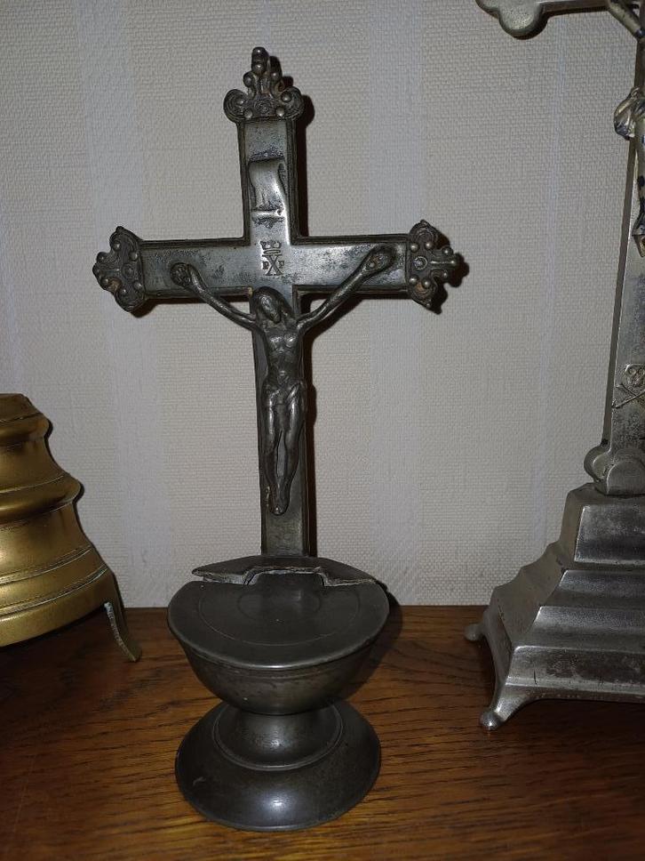 kruisbeeld met wijwatervat, Antiek en Kunst, Antiek | Religieuze voorwerpen, Ophalen of Verzenden