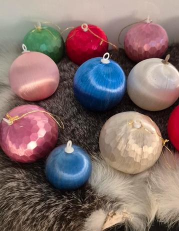Vintage lot van 15 zijde/satijnen bollen beschikbaar voor biedingen