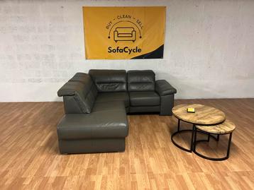 Groene lederen hoekzetel met modulaire hoofdsteunen beschikbaar voor biedingen