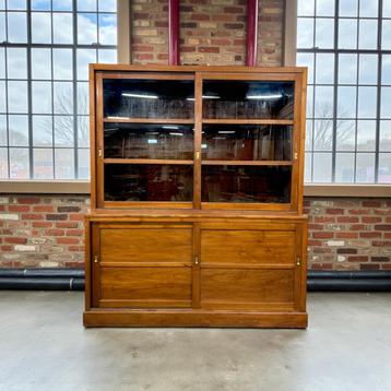 Vintage houten industriële vitrinekast / schoolkast  beschikbaar voor biedingen