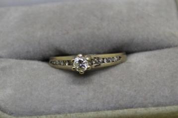 Wit gouden ring met 13 diamanten beschikbaar voor biedingen