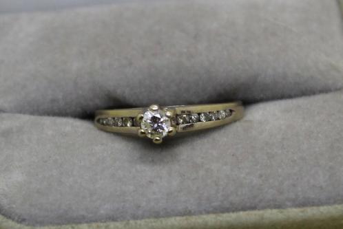 Wit gouden ring met 13 diamanten, Handtassen en Accessoires, Ringen, Gebruikt, Dame, 17 tot 18, Wit, Goud, Met edelsteen, Ophalen of Verzenden