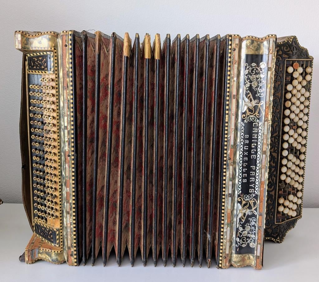Antieke accordeon Camille Parys Bruxelles, Enlèvement