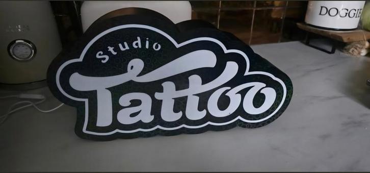 Belle enseigne lumineuse extra large avec un motif « tatouag, Collections, Marques & Objets publicitaires, Neuf, Table lumineuse ou lampe (néon)