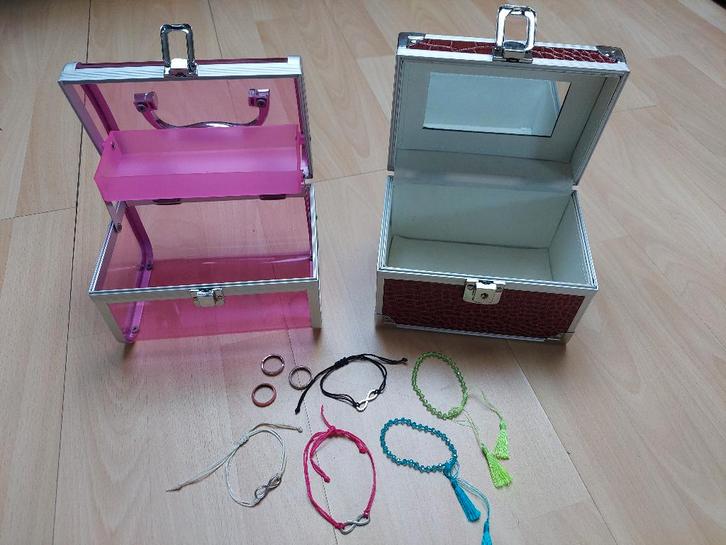 2 boîtes à bijoux + bijoux (5 bracelets et 3 bagues), Bijoux, Sacs & Beauté, Bijoux pour enfant, Comme neuf, Autres types, Autres couleurs