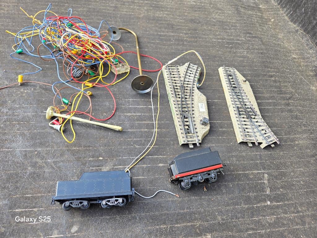 LOT DE 2 TENDERS+GRAND LOT DE PIECES DETACHER  , Autres marques, Rails, Utilisé, Courant continu ou Courant alternatif