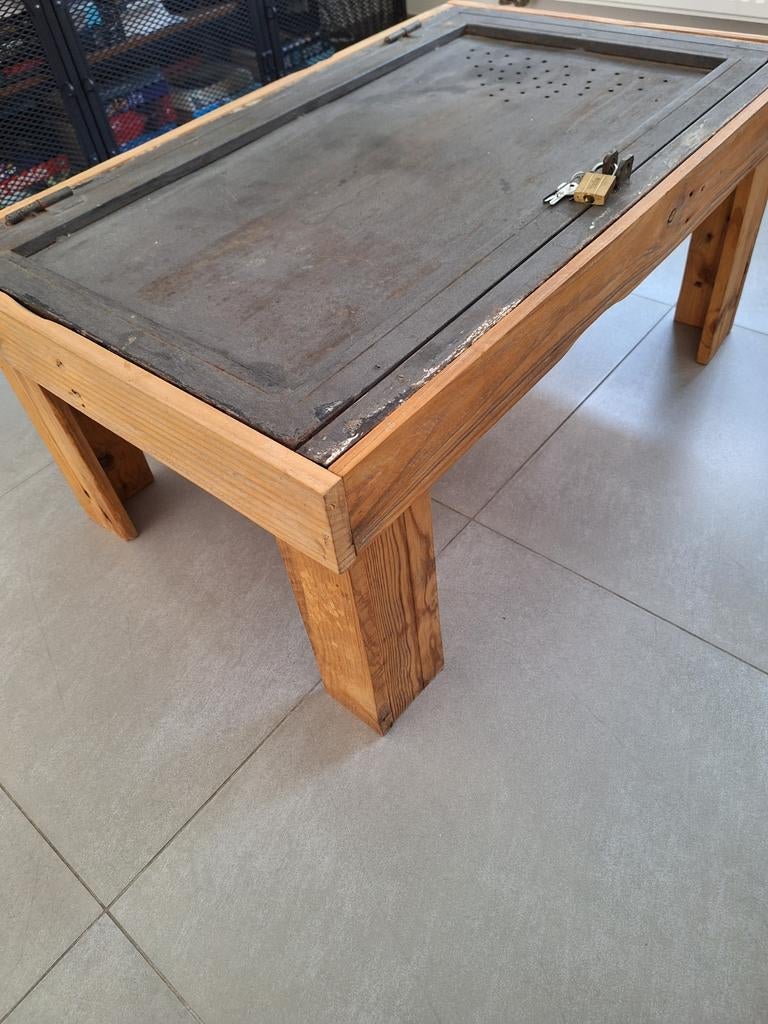 Zelf gemaakte salontafel industriële look, Ophalen